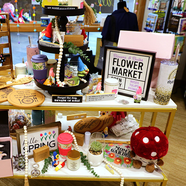 Gift-Shop-Display-Table