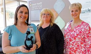 2022 DAISY Award recipient Siera Williams poses with Tracy Myhre and Heidi Stalsberg